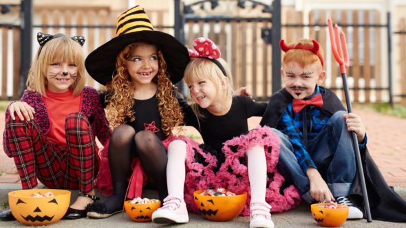 Pequeños con disfraces de halloween