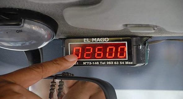 Si bien no existe una tarifa dinámica, sí un banderazo y un taxímetro
